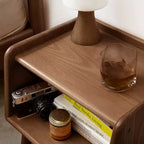 Table de chevet moderne du milieu du siècle avec porte coulissante ronde/cylindrique en bois massif (W128367505)
