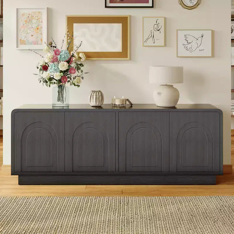 Meuble TV Bestier 63" pour téléviseurs 55/60/65 pouces, console TV 70" avec 2 portes et rangement ouvert, table console basse/moyenne cannelée