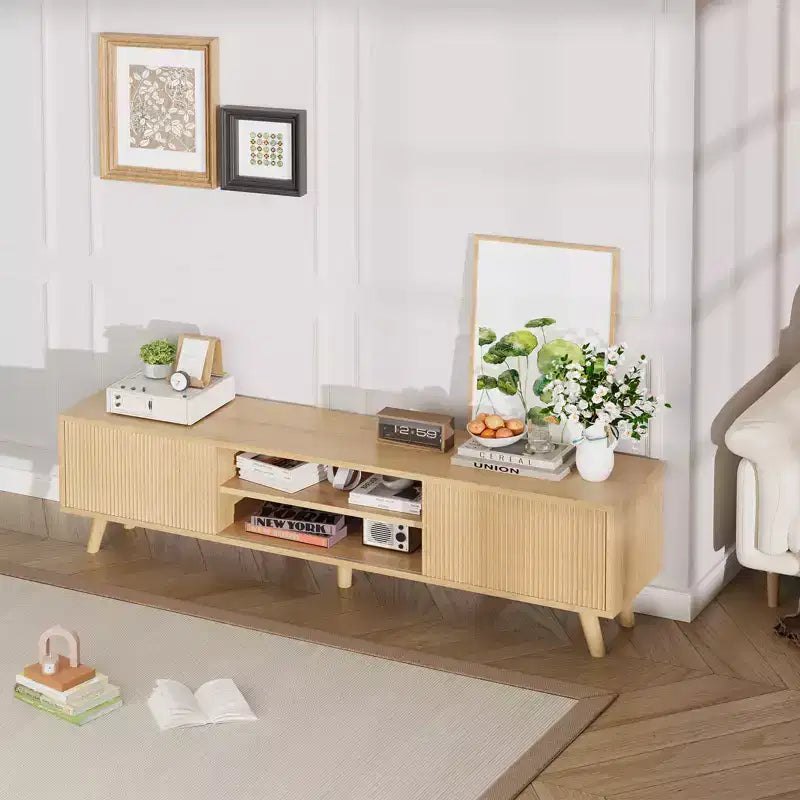 Meuble TV GDFStudio Avalon en bois avec ondulations cannelées pour téléviseurs jusqu'à 70 pouces