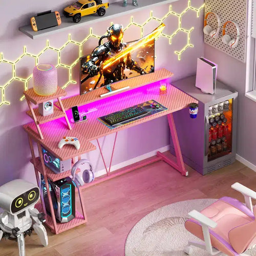Bureau de jeu rose de 55 pouces, en forme de L, avec étagères et support d'écran, poste de travail de gamer pour petite pièce, design en fibre de carbone, cadre robuste