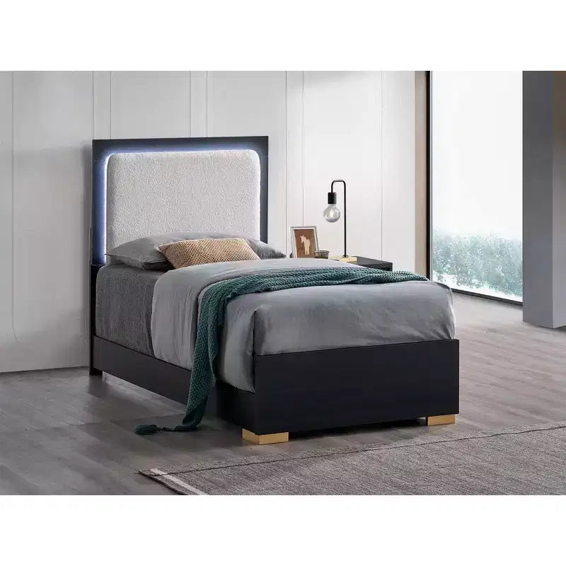 Lit double à panneau Passion Furniture Steeler noir et or avec cadre en bois et tête de lit éclairée par LED