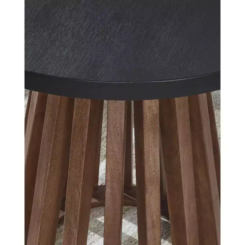Table d'appoint ronde Kallari de Signature Design by Ashley, finition bicolore brun chaud et noir