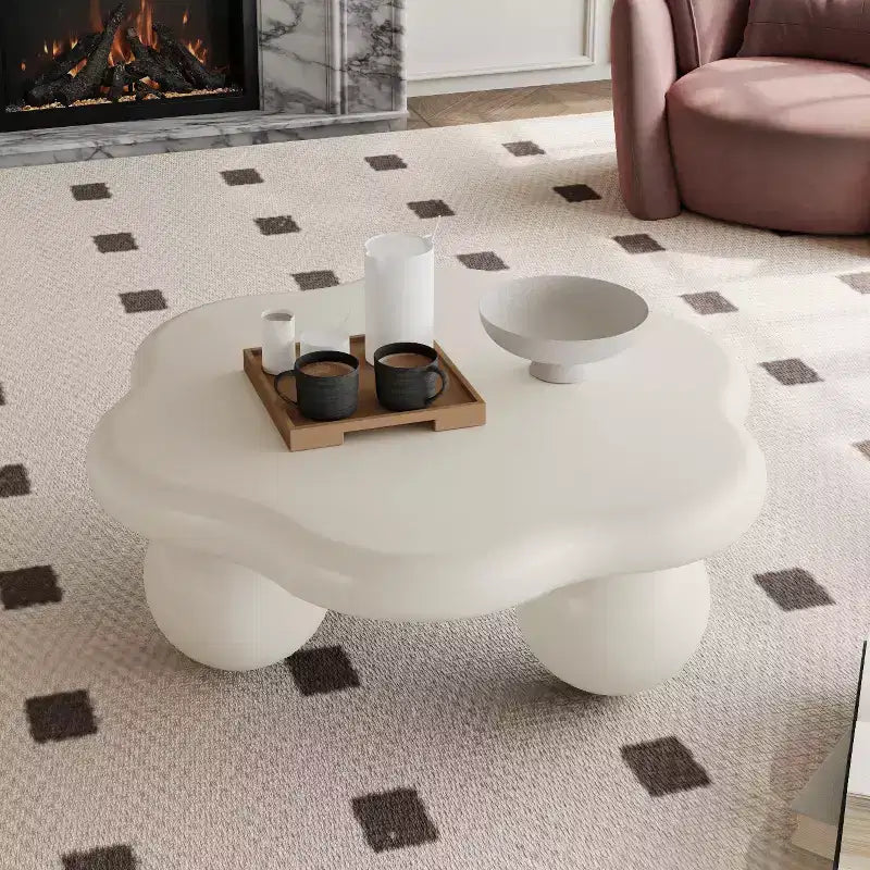 JVNOXK Table basse moderne minimaliste de 35 pouces en forme de pétale avec pieds sphériques, table de salon peu encombrante idéale pour les petits appartements, blanc crème