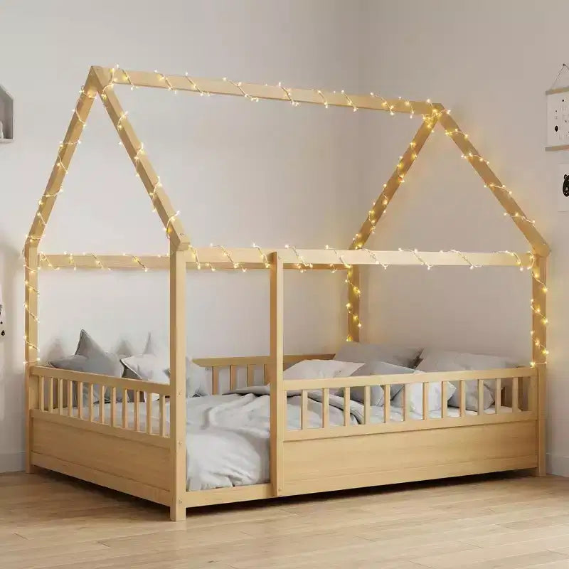 Lit au sol Montessori pour enfants avec toit et barrières de sécurité, lit pour enfants en bois de pin massif, taille complète, finition naturelle