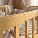 Lit au sol Montessori pour enfants avec toit et barrières de sécurité, lit pour enfants en bois de pin massif, taille complète, finition naturelle