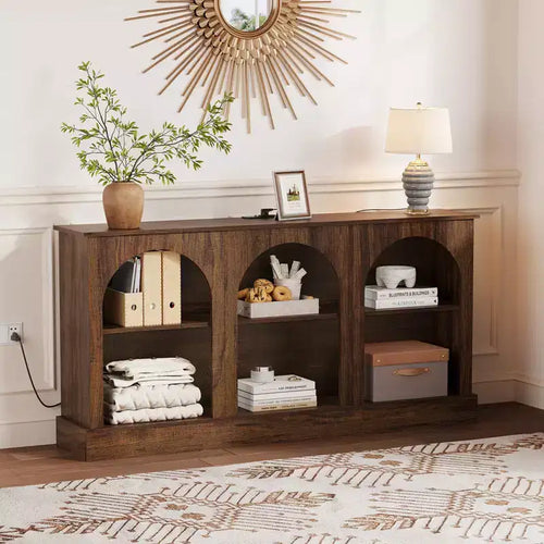 Meuble TV arqué moderne de 63 pouces avec prises de courant et ports USB, console multimédia rustique marron à 3 niveaux avec station de charge pour entrée de salon, TV jusqu'à 70 pouces