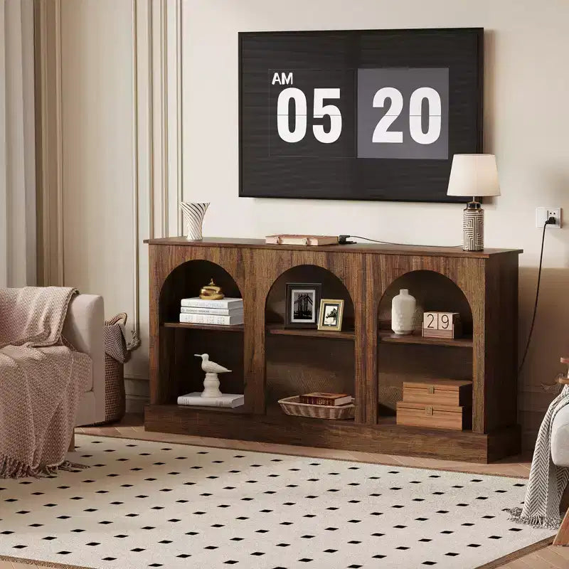 Meuble TV arqué moderne de 63 pouces avec prises de courant et ports USB, console multimédia rustique marron à 3 niveaux avec station de charge pour entrée de salon, TV jusqu'à 70 pouces