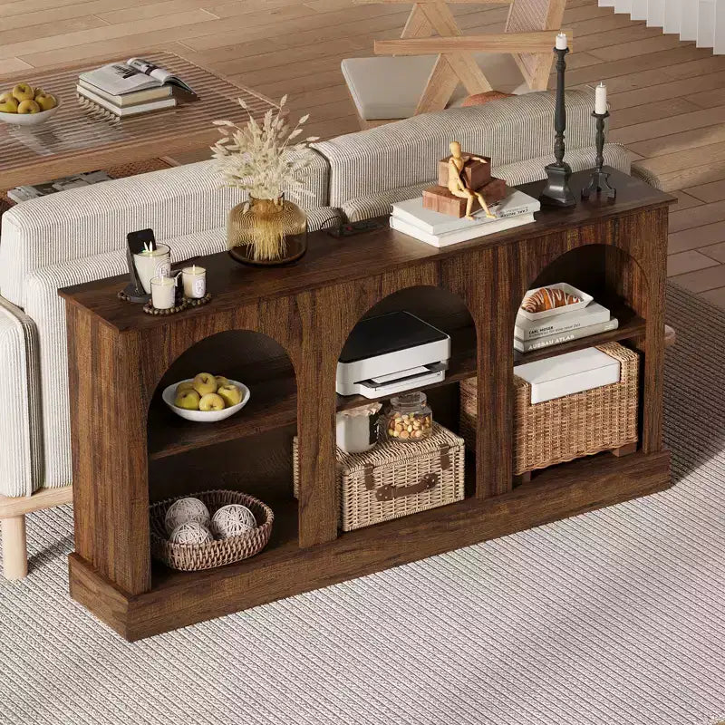 Meuble TV arqué moderne de 63 pouces avec prises de courant et ports USB, console multimédia rustique marron à 3 niveaux avec station de charge pour entrée de salon, TV jusqu'à 70 pouces
