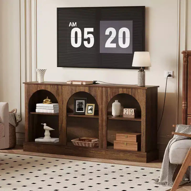 Meuble TV arqué moderne de 63 pouces avec prises de courant et ports USB, console multimédia rustique marron à 3 niveaux avec station de charge pour entrée de salon, TV jusqu'à 70 pouces