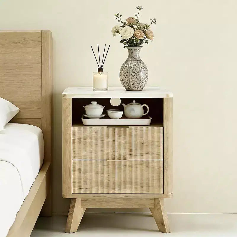 Table de chevet moderne avec station de charge. Table de chevet cannelée avec rangement. Table d'appoint moderne avec pieds en bois pour chambre à coucher. Dortoir.