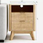 Table de chevet moderne avec station de charge. Table de chevet cannelée avec rangement. Table d'appoint moderne avec pieds en bois pour chambre à coucher. Dortoir.