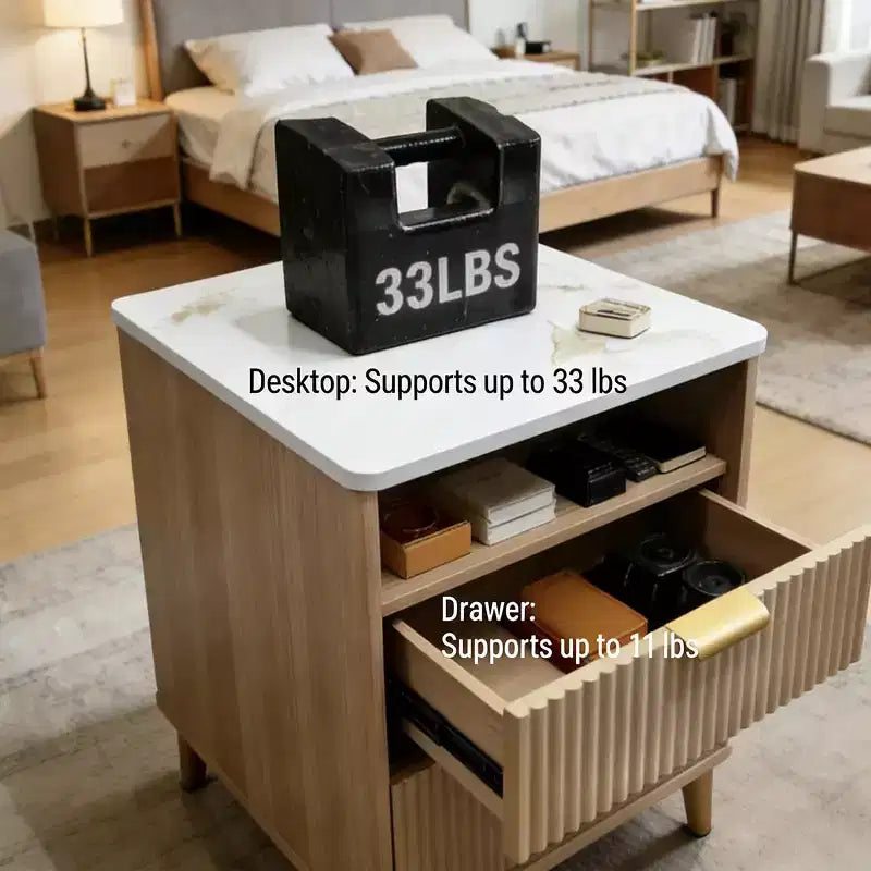 Table de chevet moderne avec station de charge. Table de chevet cannelée avec rangement. Table d'appoint moderne avec pieds en bois pour chambre à coucher. Dortoir.
