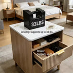 Table de chevet moderne avec station de charge. Table de chevet cannelée avec rangement. Table d'appoint moderne avec pieds en bois pour chambre à coucher. Dortoir.