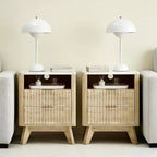 Table de chevet moderne avec station de charge. Table de chevet cannelée avec rangement. Table d'appoint moderne avec pieds en bois pour chambre à coucher. Dortoir.