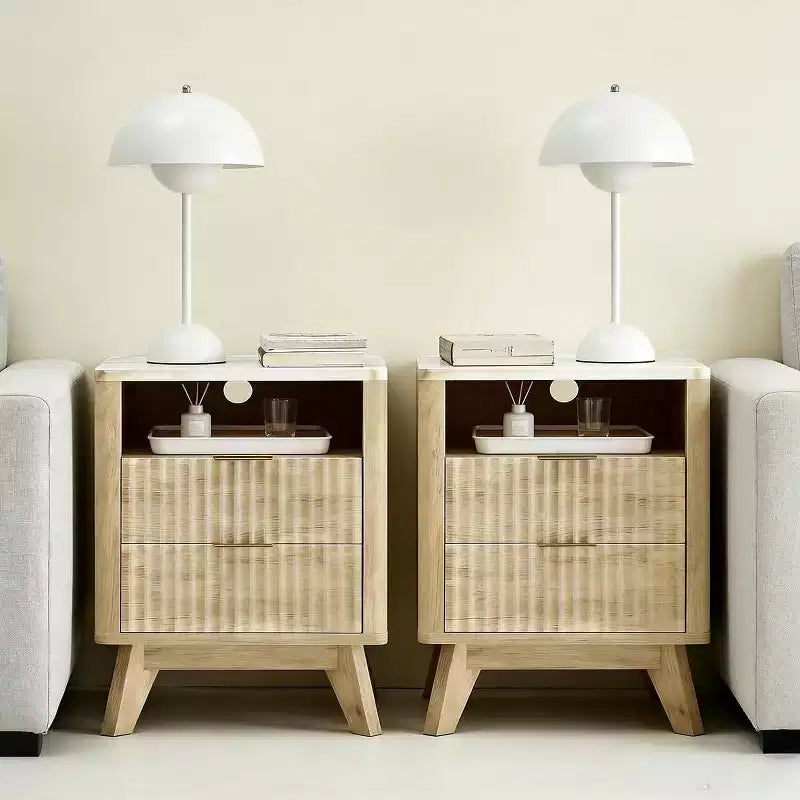 Table de chevet moderne avec station de charge. Table de chevet cannelée avec rangement. Table d'appoint moderne avec pieds en bois pour chambre à coucher. Dortoir.