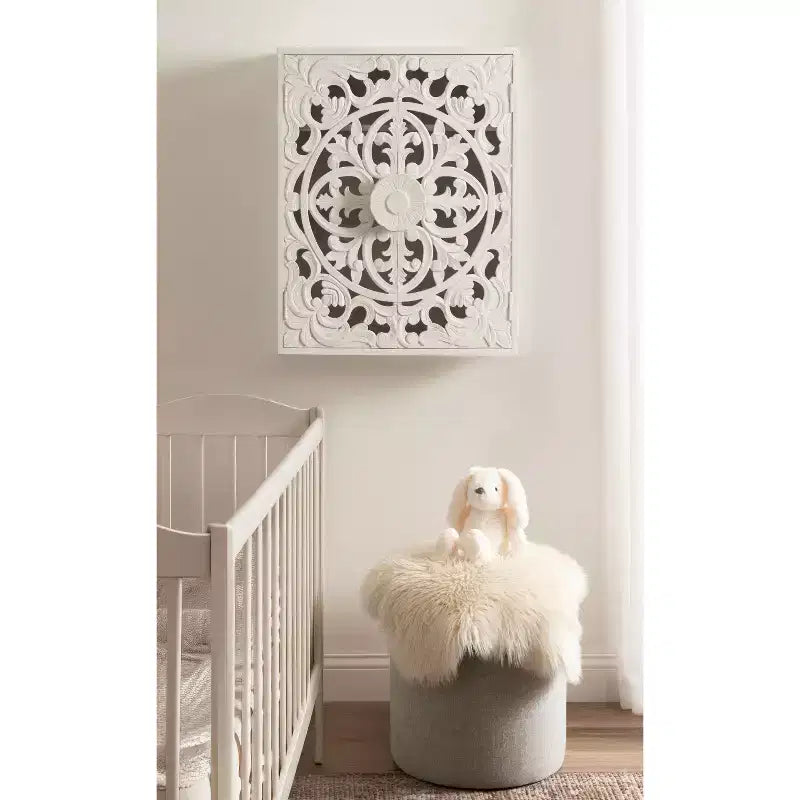Armoire murale en bois sculpté Saanvi de Kate et Laurel, 22x7x28 blanc