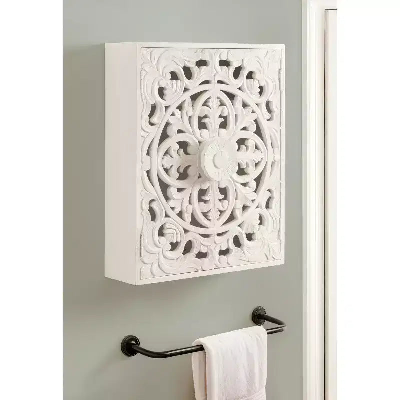 Armoire murale en bois sculpté Saanvi de Kate et Laurel, 22x7x28 blanc