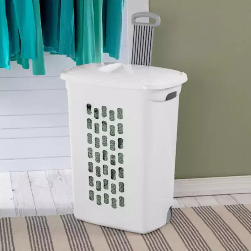Lot de 3 paniers à linge Sterilite Ultra sur roulettes avec couvercle, poignée et roulettes pour faciliter le transport des vêtements vers et depuis la buanderie, en plastique, blanc.