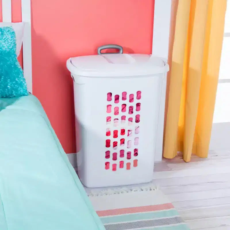 Lot de 3 paniers à linge Sterilite Ultra sur roulettes avec couvercle, poignée et roulettes pour faciliter le transport des vêtements vers et depuis la buanderie, en plastique, blanc.