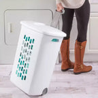 Lot de 3 paniers à linge Sterilite Ultra sur roulettes avec couvercle, poignée et roulettes pour faciliter le transport des vêtements vers et depuis la buanderie, en plastique, blanc.