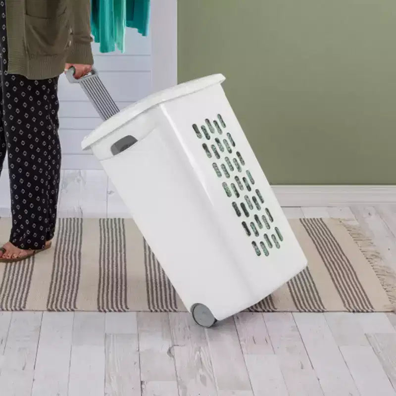 Lot de 3 paniers à linge Sterilite Ultra sur roulettes avec couvercle, poignée et roulettes pour faciliter le transport des vêtements vers et depuis la buanderie, en plastique, blanc.