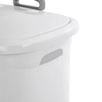 Lot de 3 paniers à linge Sterilite Ultra sur roulettes avec couvercle, poignée et roulettes pour faciliter le transport des vêtements vers et depuis la buanderie, en plastique, blanc.