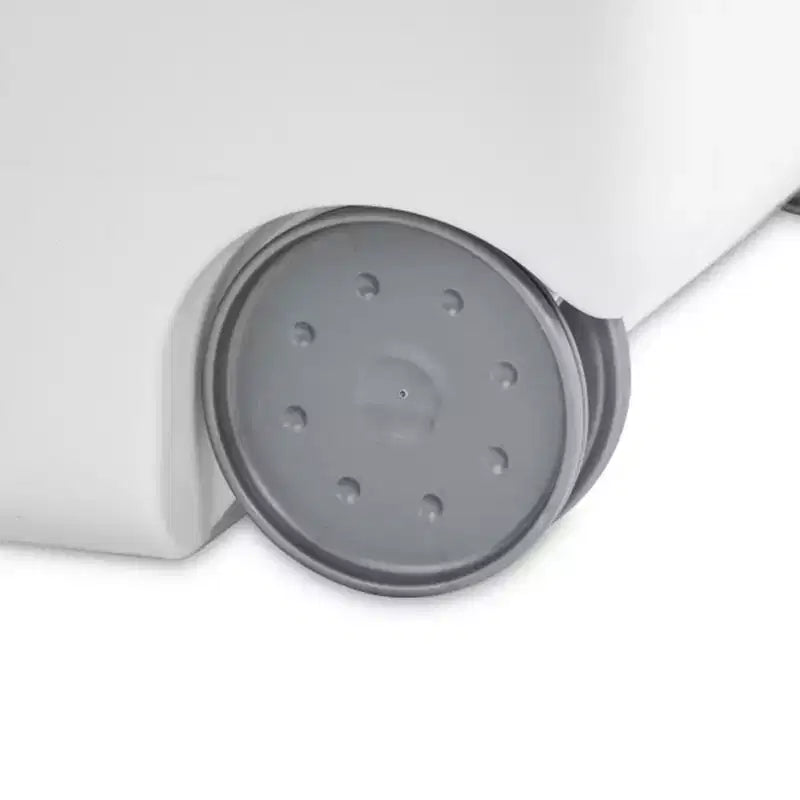 Lot de 3 paniers à linge Sterilite Ultra sur roulettes avec couvercle, poignée et roulettes pour faciliter le transport des vêtements vers et depuis la buanderie, en plastique, blanc.