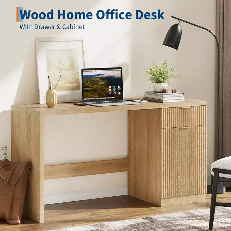 Bureau de direction cannelé moderne - Poste de travail informatique en bois de 152 cm de large avec rangement, tiroir et armoire, grand bureau de bureau en chêne pour la maison, l'étude, l'espace de travail