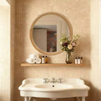 Miroir mural décoratif rond vieilli en bois blanc Whisen avec garniture perlée, miroir de salle de bain de style shabby chic ou campagnard