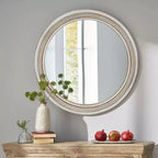 Miroir mural décoratif rond vieilli en bois blanc Whisen avec garniture perlée, miroir de salle de bain de style shabby chic ou campagnard