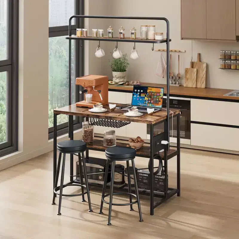 Îlot de cuisine industriel avec prise de courant, table de 107 cm, étagères de rangement, 2 tabourets de bar, 5 crochets, support à micro-ondes, bar à café