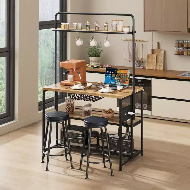 Îlot de cuisine industriel avec prise de courant, table de 107 cm, étagères de rangement, 2 tabourets de bar, 5 crochets, support à micro-ondes, bar à café