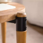 Table basse ronde radiale JVNOXK36.22 - Table basse rustique en bois massif et MDF avec pieds accentués noirs, finition bois naturel pour salon