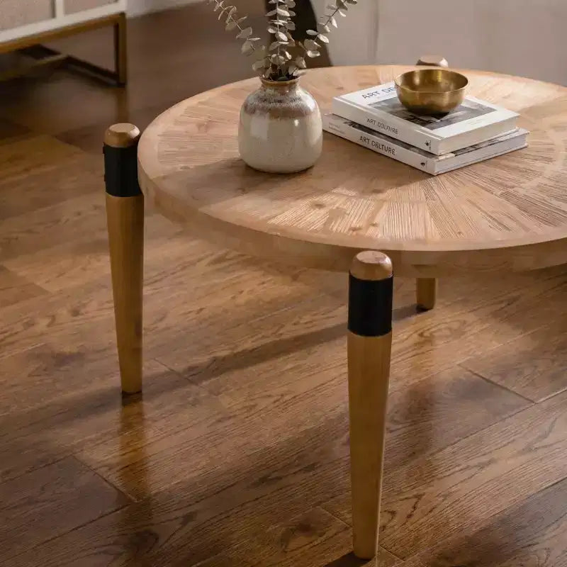 Table basse ronde radiale JVNOXK36.22 - Table basse rustique en bois massif et MDF avec pieds accentués noirs, finition bois naturel pour salon