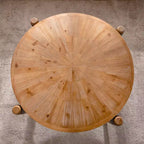 Table basse ronde radiale JVNOXK36.22 - Table basse rustique en bois massif et MDF avec pieds accentués noirs, finition bois naturel pour salon