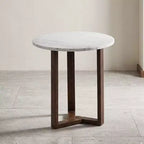 Table d'appoint ronde Royal Hampton Fina 20 pouces, plateau en marbre véritable blanc, base luge à 3 pieds en bois de manguier brun naturel