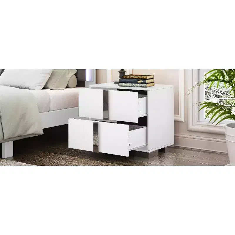 Table de chevet élégante, moderne et épurée à 3 tiroirs avec accent miroir pour chambre à coucher ou salon