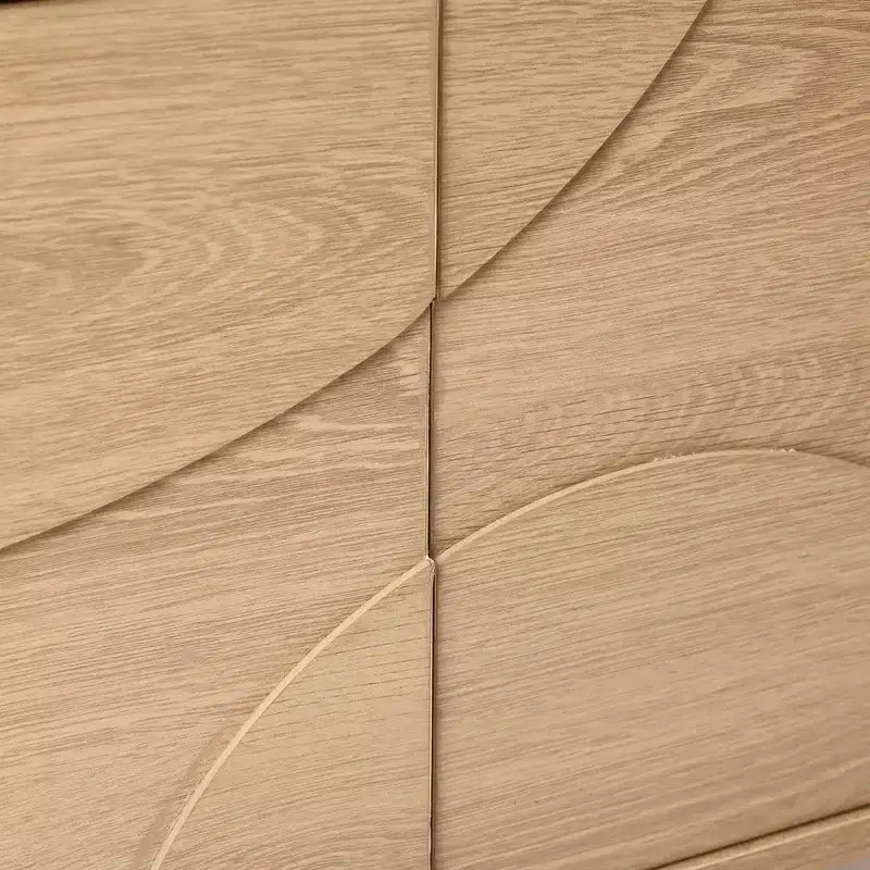 Meuble TV moderne LuxenHome 59" avec 3 portes, façade sculptée géométrique, bois clair, bois manufacturé marron
