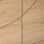 Meuble TV moderne LuxenHome 59" avec 3 portes, façade sculptée géométrique, bois clair, bois manufacturé marron