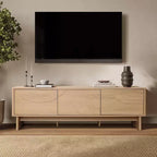 Meuble TV moderne LuxenHome 59" avec 3 portes, façade sculptée géométrique, bois clair, bois manufacturé marron