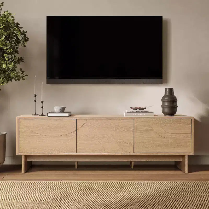 Meuble TV moderne LuxenHome 59" avec 3 portes, façade sculptée géométrique, bois clair, bois manufacturé marron