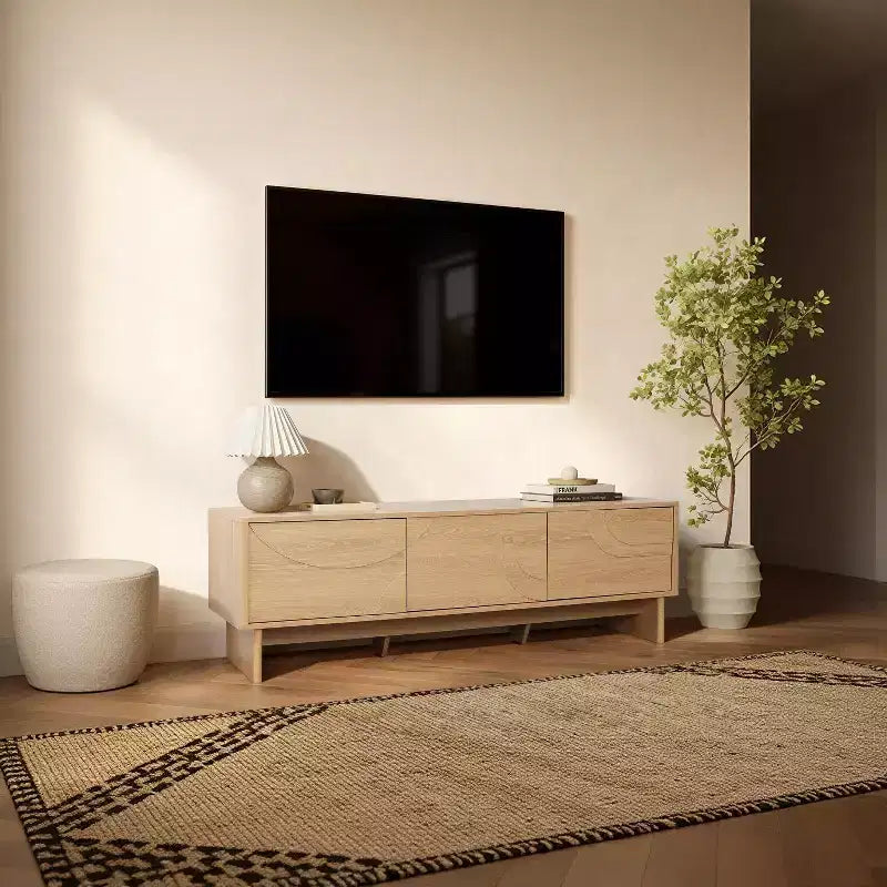 Meuble TV moderne LuxenHome 59" avec 3 portes, façade sculptée géométrique, bois clair, bois manufacturé marron