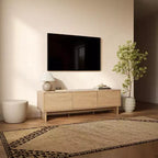 Meuble TV moderne LuxenHome 59" avec 3 portes, façade sculptée géométrique, bois clair, bois manufacturé marron