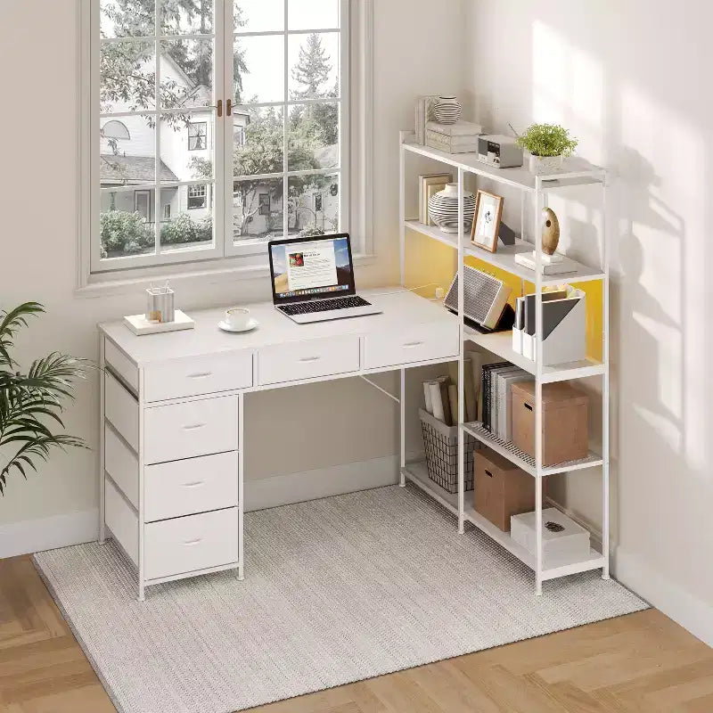 47.2 Bureau d'angle moderne en L avec 6 tiroirs et 5 étagères – Poste de travail d'angle avec prises de courant intégrées pour bureau à domicile