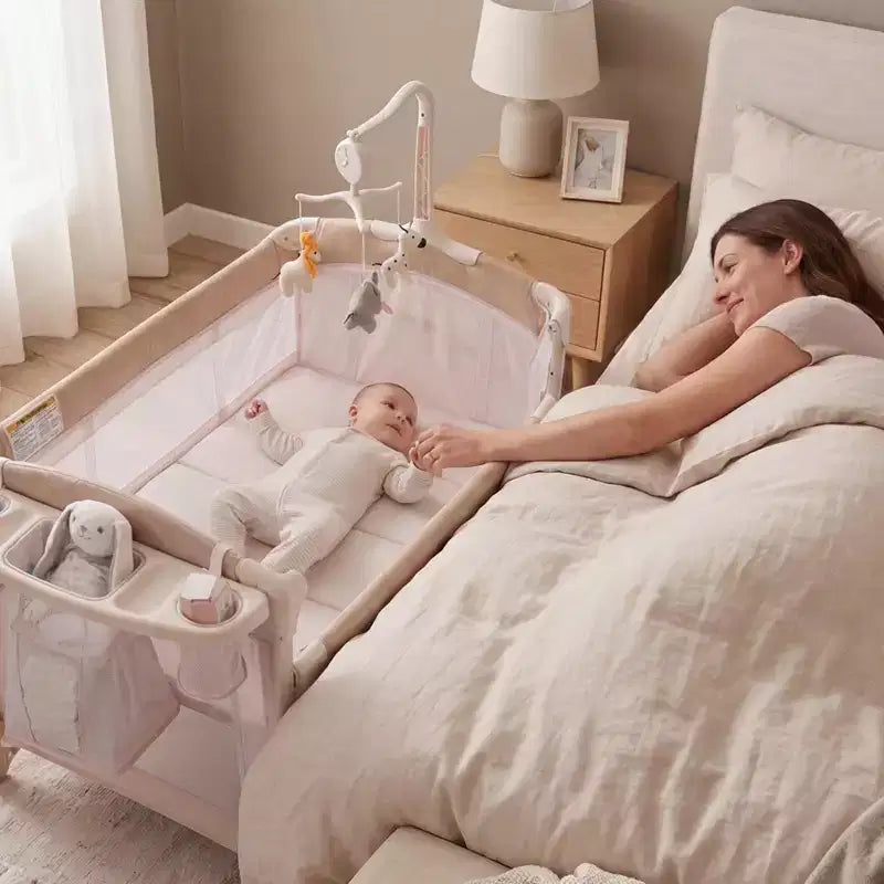 Parc bébé pliable 3 en 1 avec berceau et table à langer, aire de jeu portable avec jouets et roues pour nouveau-né et tout-petit