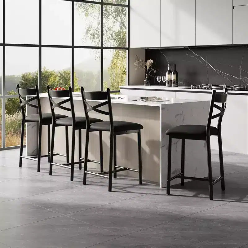 Ensemble de 4 tabourets de bar hauteur comptoir 26 po, sièges rembourrés en cuir PU noir, cadre en métal, dossier en X, repose-pieds pour îlot de cuisine, salle à manger