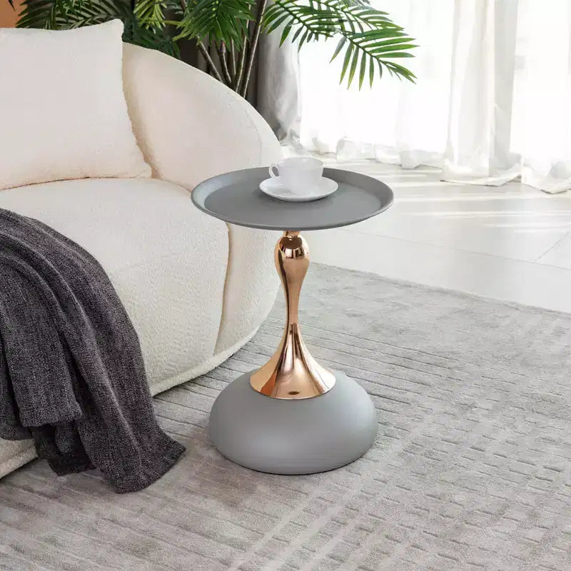 Table piédestal ronde en métal queue de sirène, table d'appoint d'appoint minimaliste moderne pour boisson Martini pour petits espaces