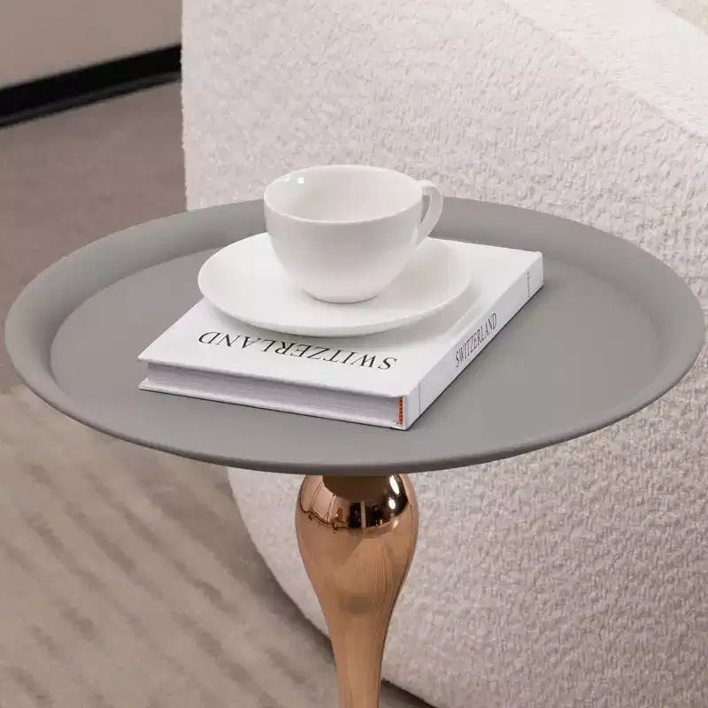 Table piédestal ronde en métal queue de sirène, table d'appoint d'appoint minimaliste moderne pour boisson Martini pour petits espaces