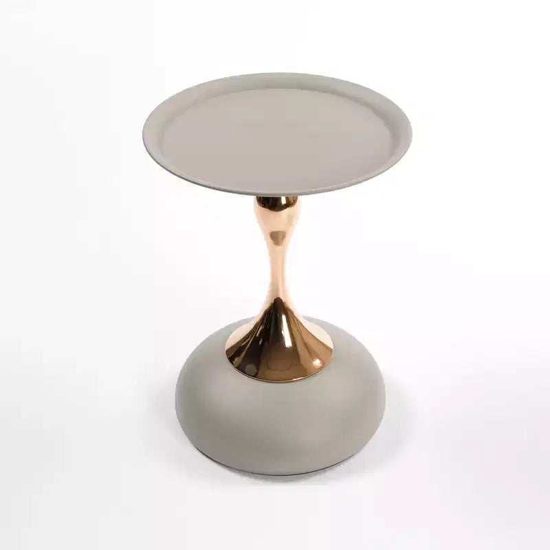 Table piédestal ronde en métal queue de sirène, table d'appoint d'appoint minimaliste moderne pour boisson Martini pour petits espaces
