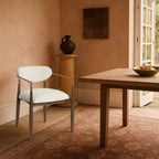 Chaise de salle à manger capitonnée en tissu performant crème Riccio de Meridian Furniture avec accoudoirs, lot de 2